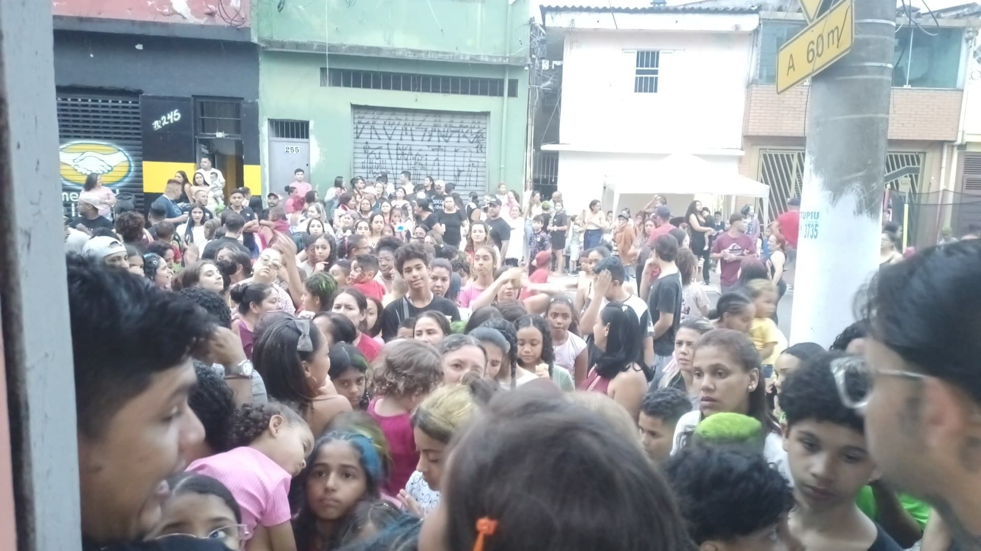 Público reunido na rua durante a celebração