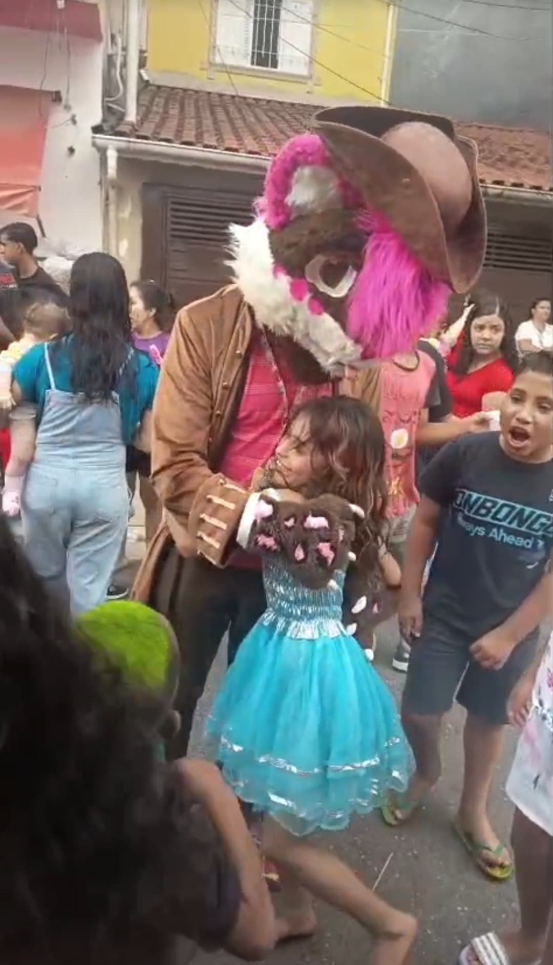Personagem de fursuit interagindo com uma criança