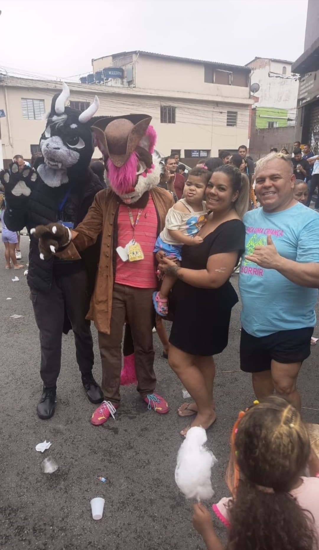Personagens e participantes juntos durante o evento