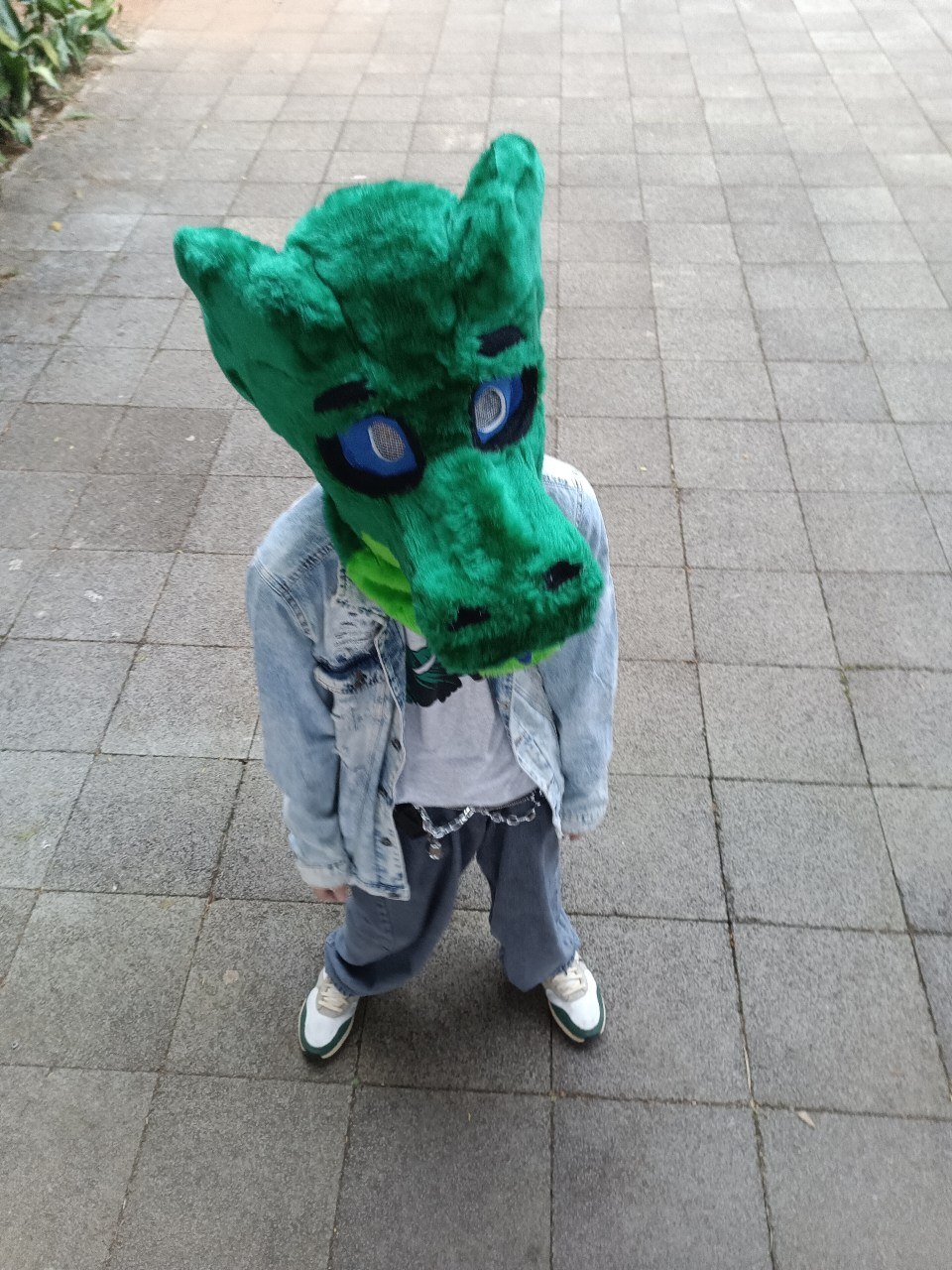 Fursuit de dragão verde no Parque Ibirapuera