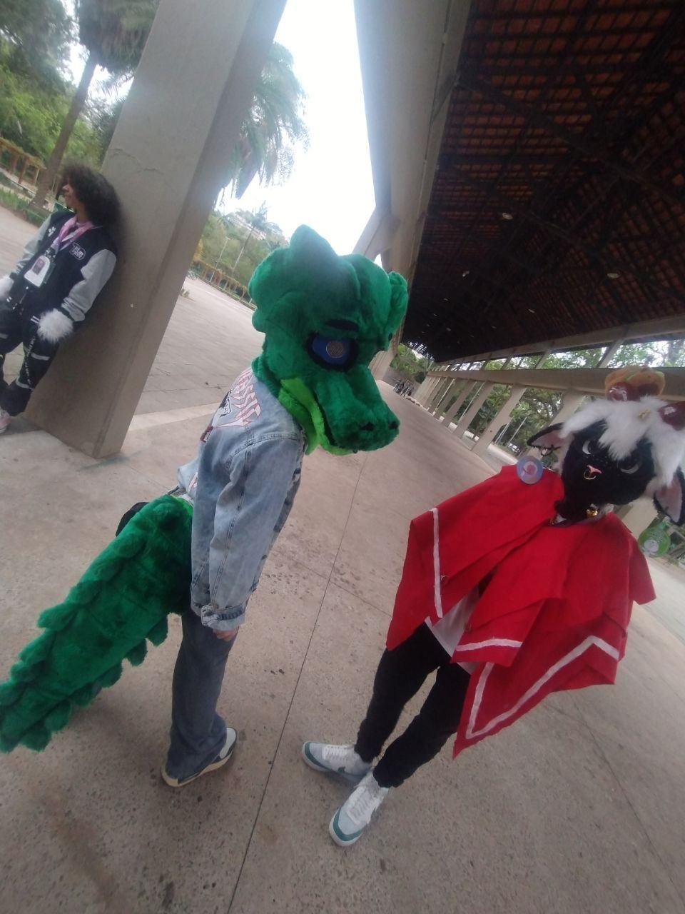 Dupla de fursuits verde e vermelho no encontro