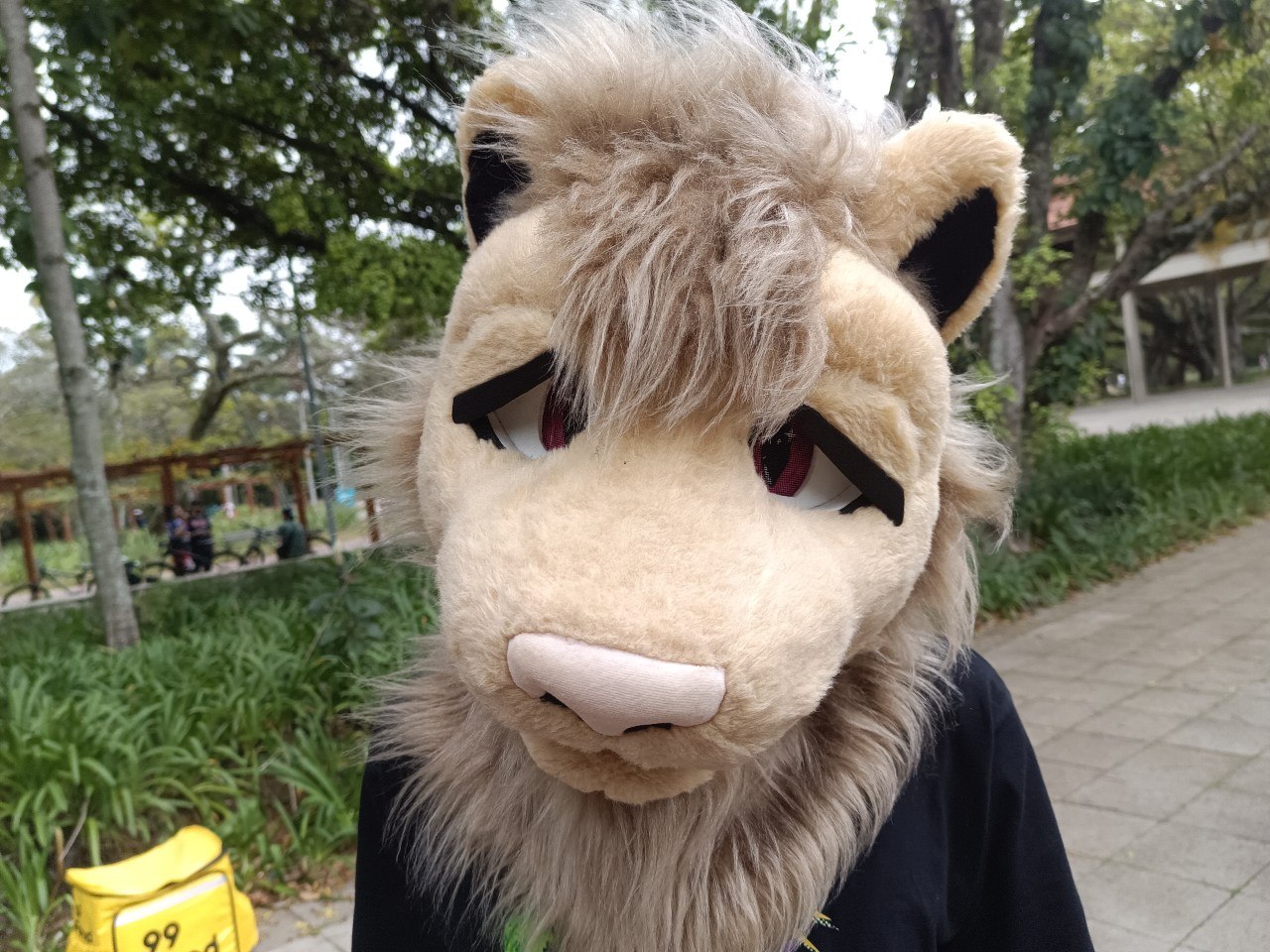 Fursuit bege no Parque Ibirapuera