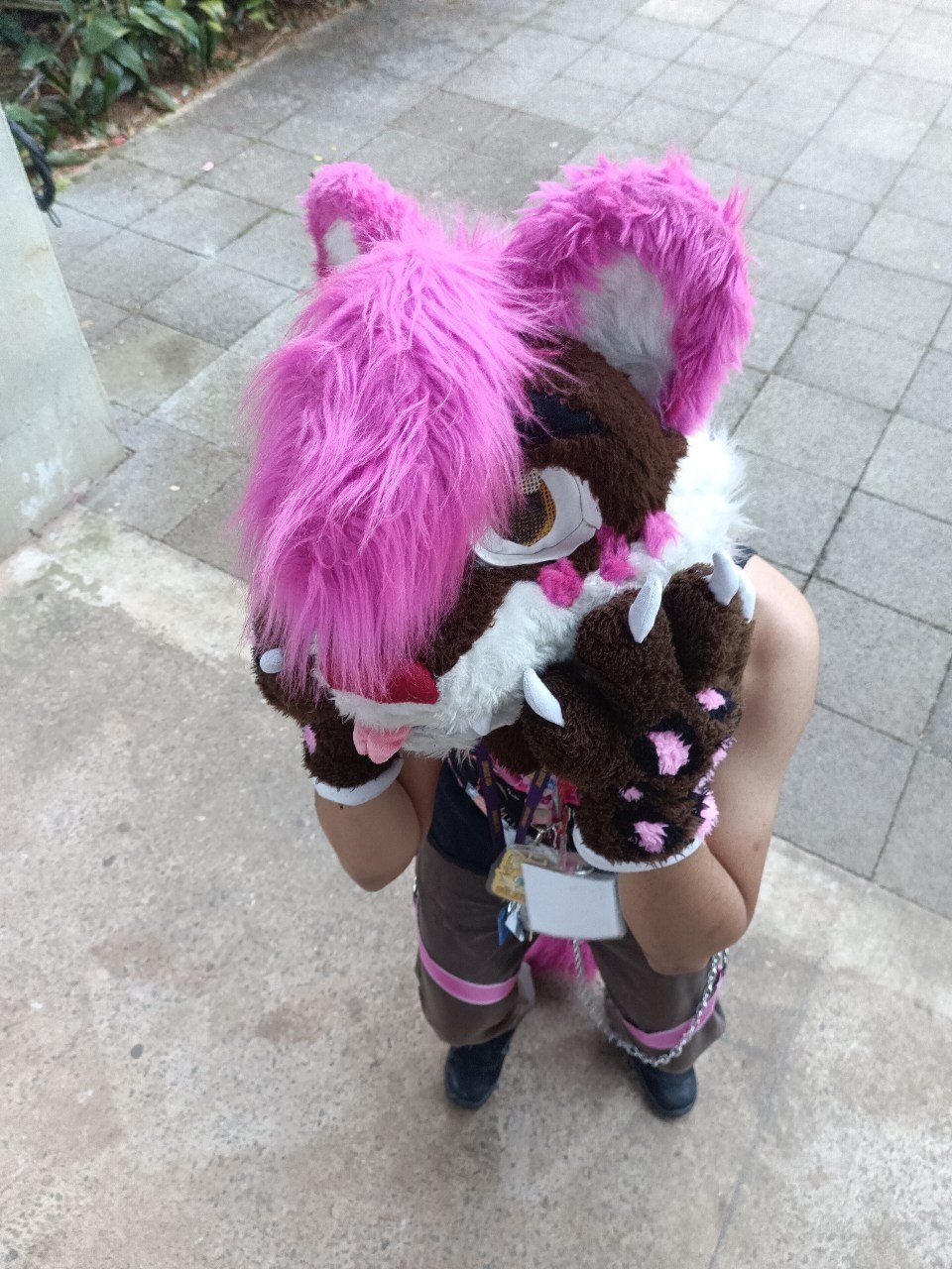 Fursuit rosa fazendo pose no Parque Ibirapuera