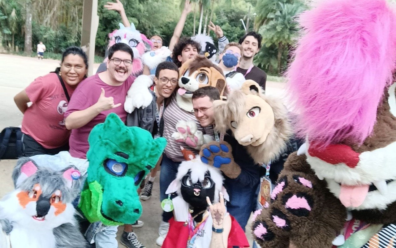 Foto em grupo com vários fursuits no Parque Ibirapuera