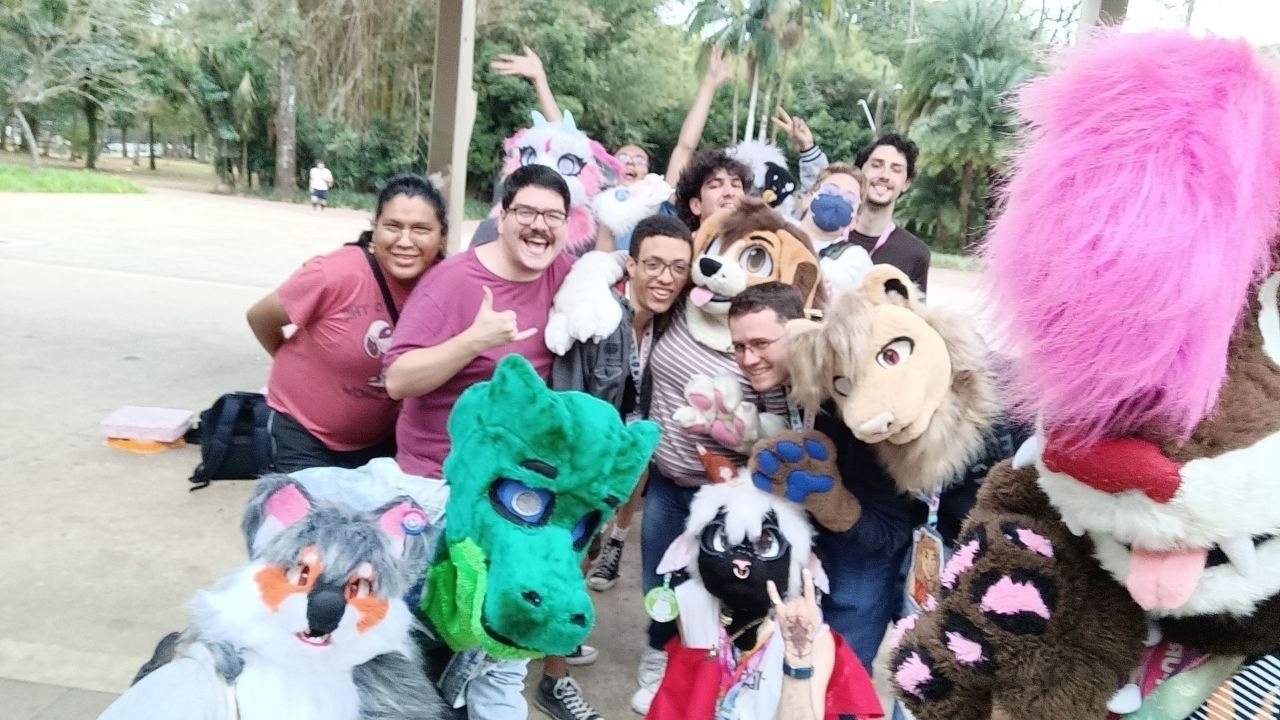 Selfie em grupo com participantes e fursuits